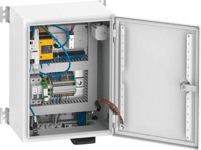 Ein geöffneter Schaltschrank mit diversen elektrischen Bauteilen, Kabeln und einer Steuerplatine im Inneren.