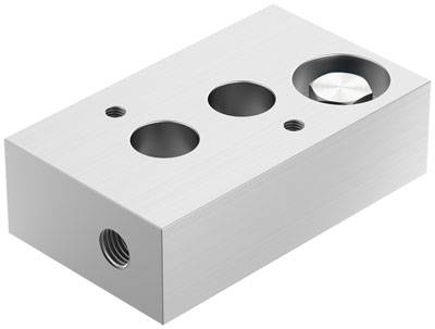 Rechteckiger Metallblock mit drei Bohrungen an der Oberseite und einer seitlichen Öffnung; eine Schraube ist in einer Bohrung sichtbar.