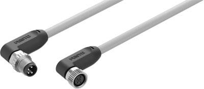 Graues, gewinkeltes Kabel mit M8-Steckern an beiden Enden, zum Verbinden elektronischer Geräte in industriellen Anwendungen.