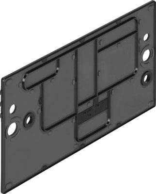 Schwarze rechteckige Platte mit mehreren Aussparungen und Löchern, möglicherweise eine Halterung oder Abdeckung für technische Geräte.