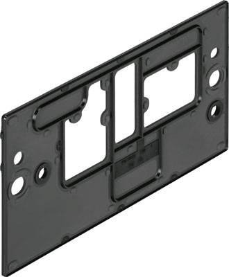 Schwarze Kunststoffplatte mit mehreren rechteckigen und runden Aussparungen, vermutlich für Steckdosen oder Schaltermontage.