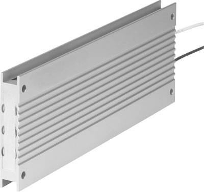 Silbernes, rechteckiges, geripptes Metallgehäuse; möglicherweise Teil eines elektrischen oder elektronischen Kühlgeräts.