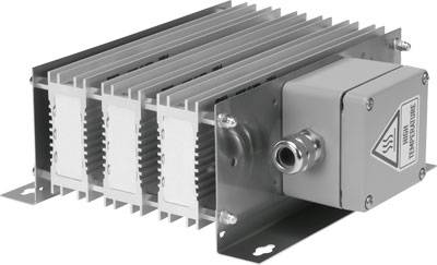 Industrieheizung mit Metallrippen und elektrischer Anschlussbox, verwendet zur gleichmäßigen Wärmeverteilung in Maschinen.