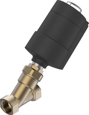 Ventil mit einem schwarzen Gehäuse und metallischem Anschluss. Es ist geneigt und zeigt eine typische Industrieanwendung.