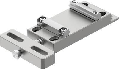 Metallschlitten mit Schrauben und Bolzen, vermutlich Teil eines mechanischen Systems oder einer Maschine, auf weißem Hintergrund.