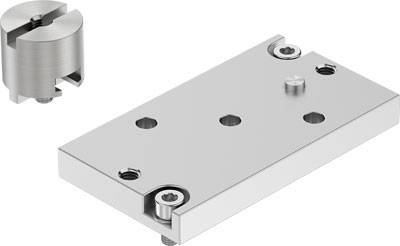 Metallplatte mit mehreren Bohrungen und Schrauben, daneben eine runde Metallbefestigung. Dient zur Montage oder Befestigung.