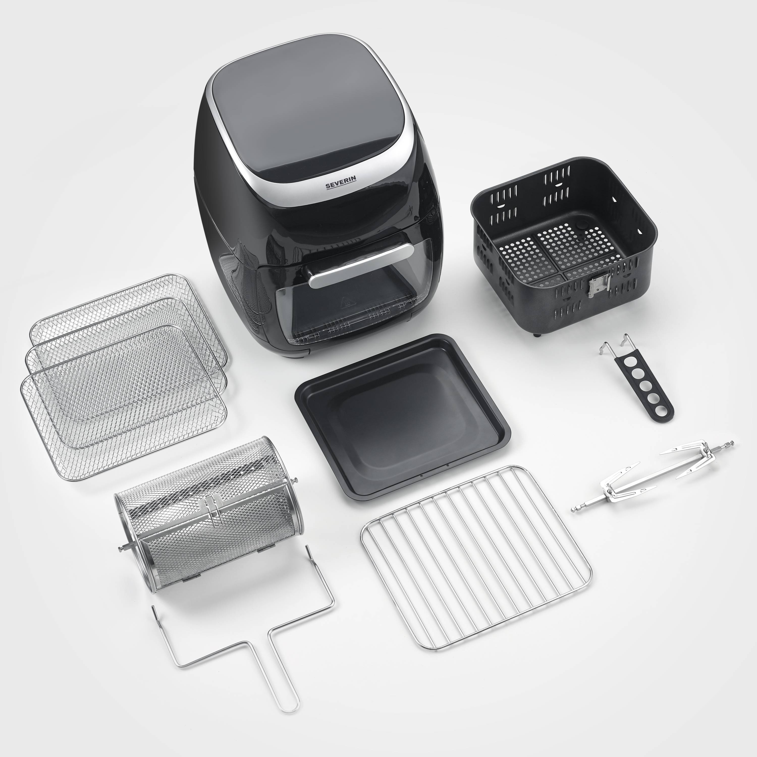 Mehrzweck-Heißluftfritteuse mit Zubehörteilen wie Grillrost, Gittereinsätzen, Backblech, Korb und Drehkorb, auf grauem Hintergrund.