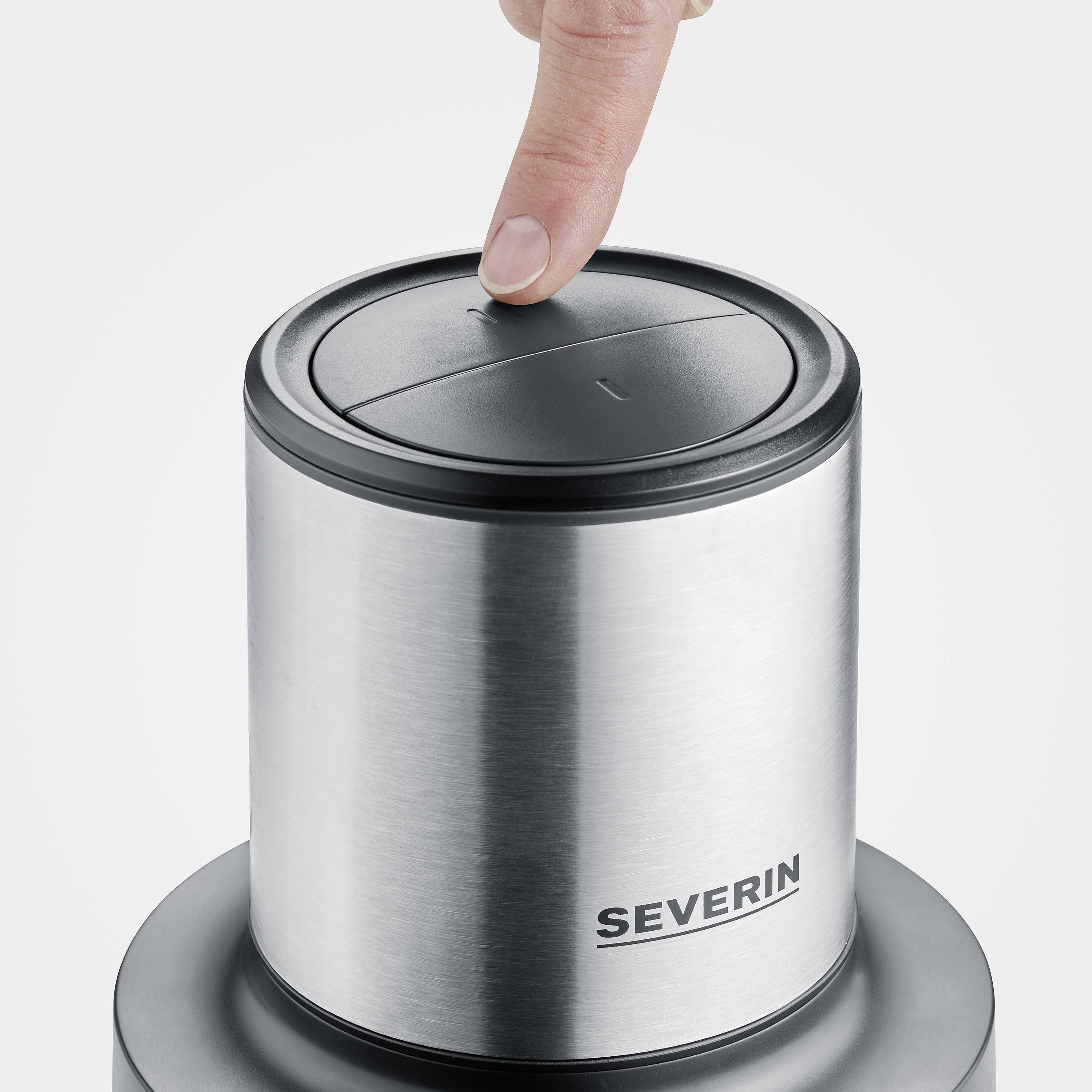 Person drückt auf den Deckel eines Edelstahlbehälters mit der Aufschrift 'Severin'.