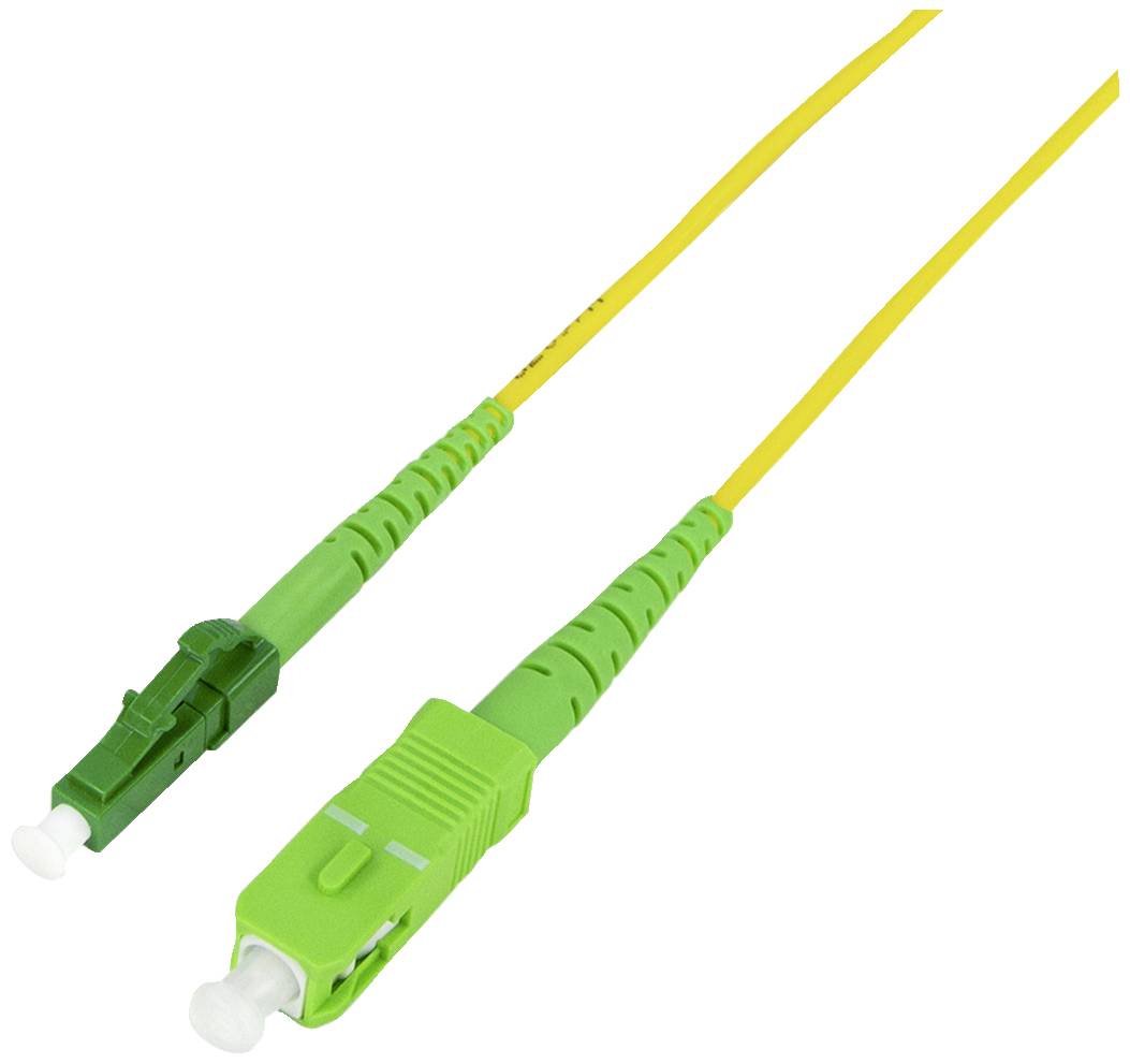Ein gelbes Glasfaserkabel mit grünen Steckern an beiden Enden, typischerweise verwendet für schnelle Internetverbindungen.