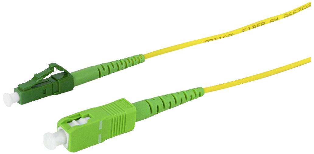 Zwei grüne Glasfaserkabel mit gelben Ummantelungen und Steckverbindern, die für Hochgeschwindigkeits-Datenübertragungen verwendet werden.