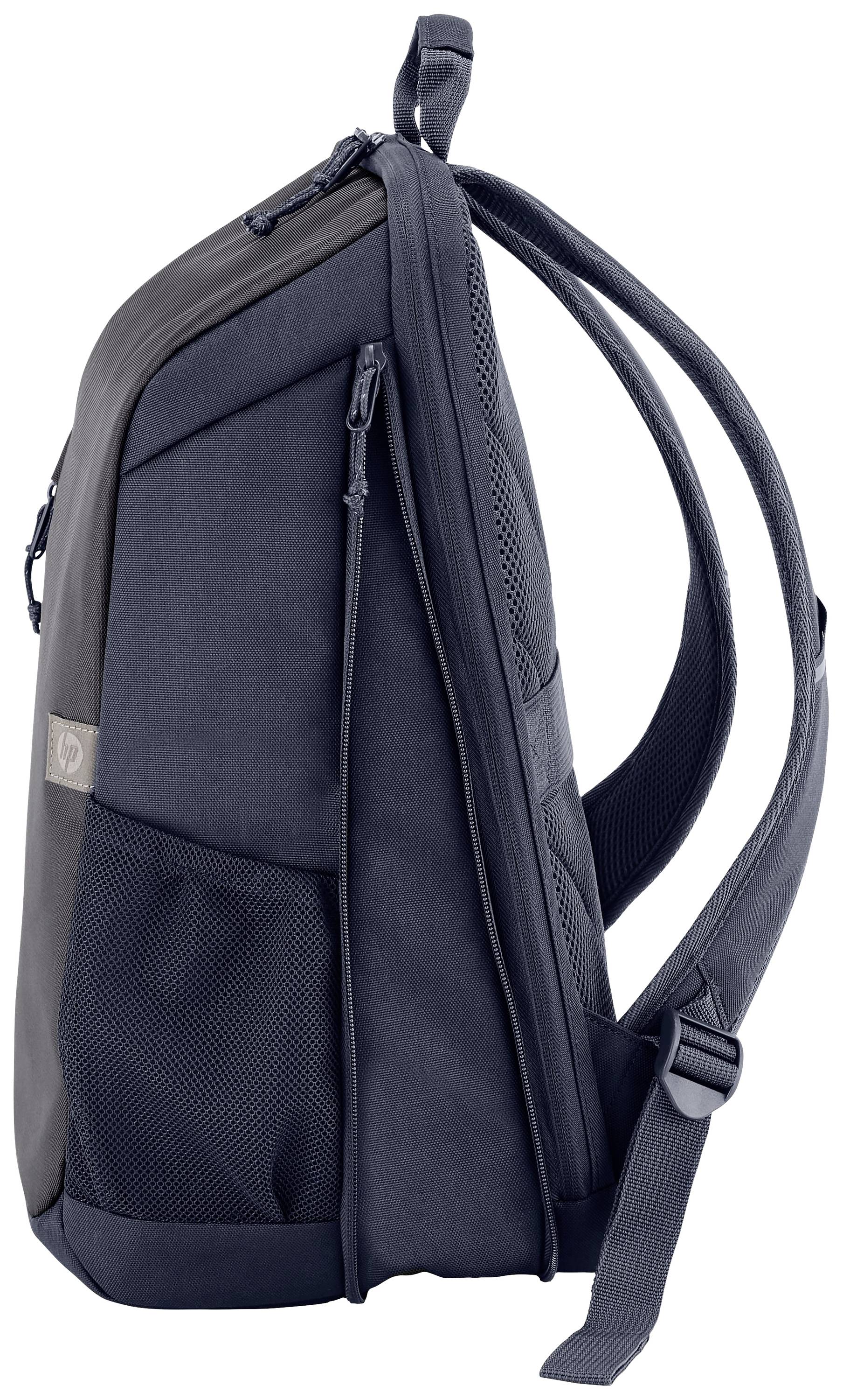 Ein seitlich abgebildeter, dunkelgrauer Rucksack mit verstellbaren Schultergurten und mehreren Taschen für Alltagsgegenstände.