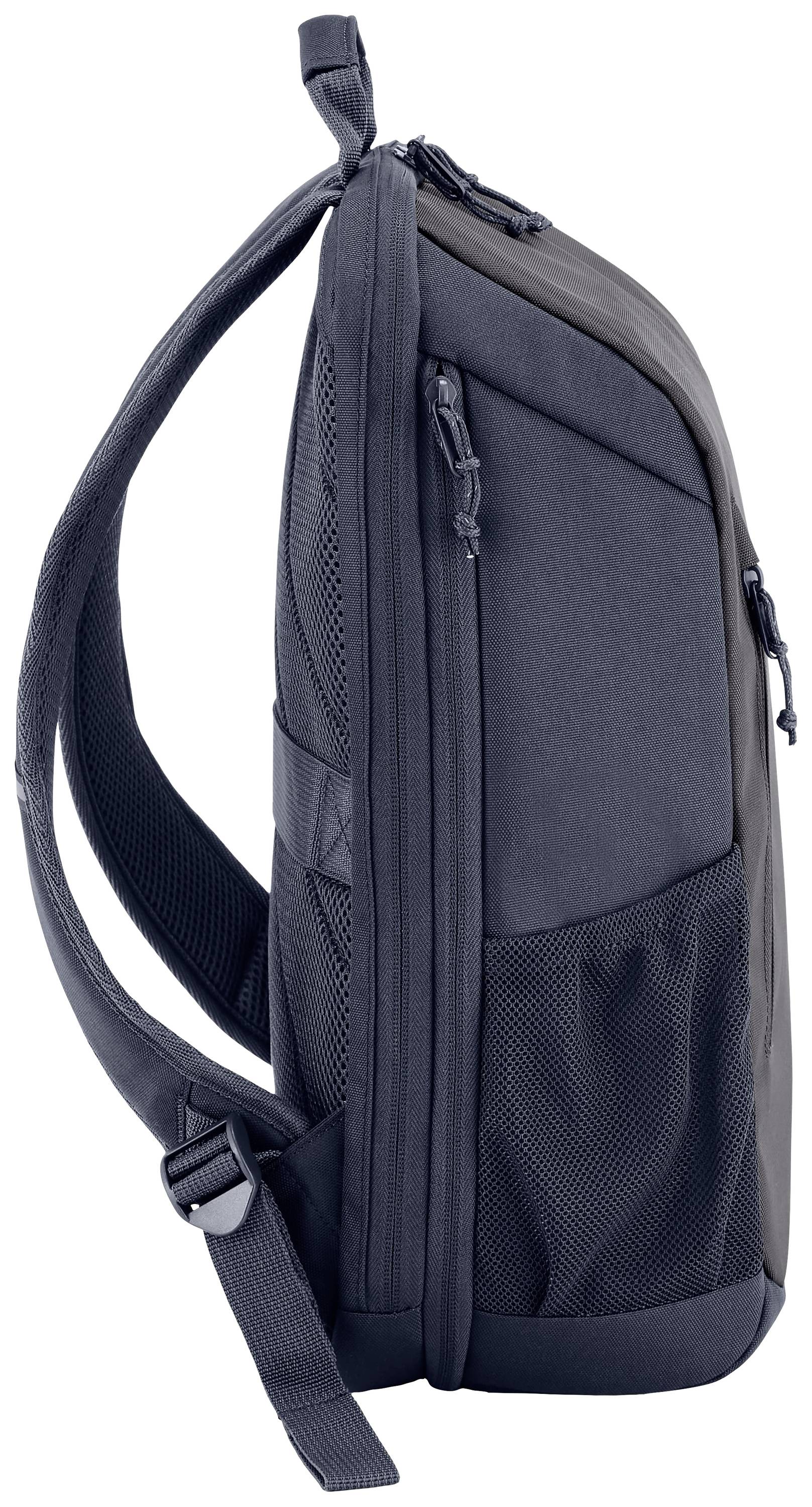 Seitenansicht eines schwarzen Rucksacks mit Reißverschlüssen und Seitentaschen. Er hat verstellbare Schultergurte.