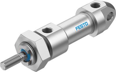 Ein pneumatischer Zylinder aus Metall mit zwei Befestigungslöchern und einer blauen Aufschrift 'Festo'. Geeignet für Automatisierungsanwendungen.