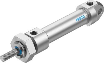 Ein silberner Pneumatikzylinder der Marke Festo mit blauer Aufschrift, geeignet für Industrieanwendungen.