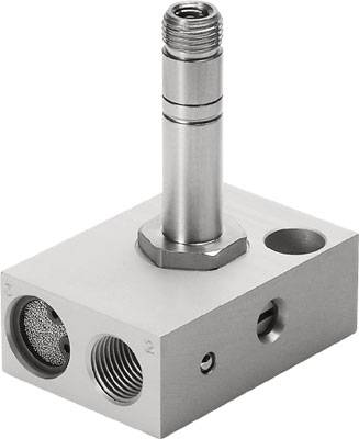 Ein metallisches Ventil mit mehreren Anschlüssen und einem hervorstehenden Gewindestück, möglicherweise für hydraulische Anwendungen.