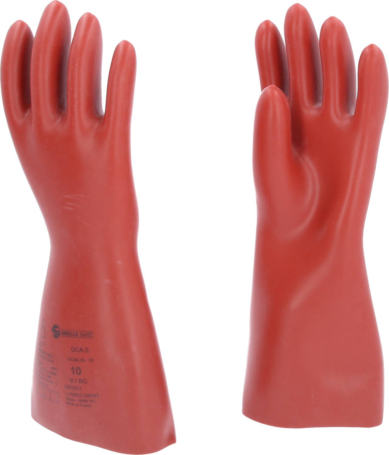 Zwei rote Isolierhandschuhe, stehend nebeneinander. Sie sind für elektrischen Arbeitsschutz ausgelegt und tragen eine Aufschrift mit technischen Details.