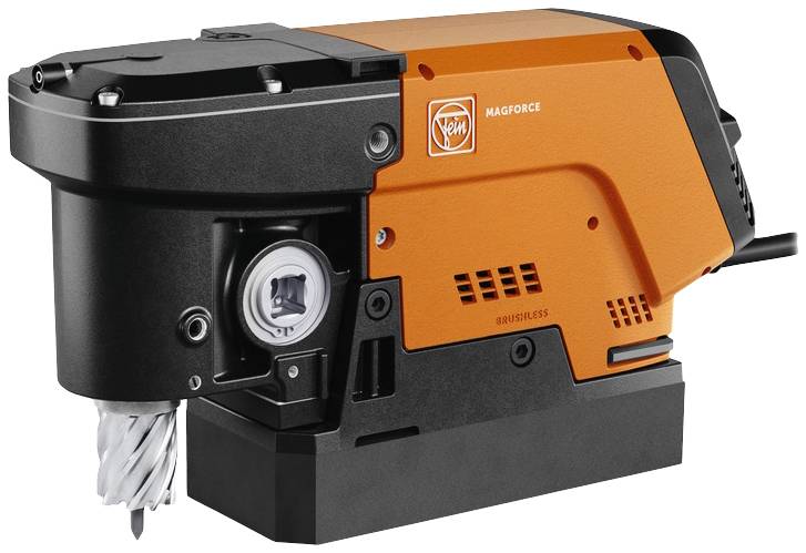Eine orange-schwarze magnetische Bohrmaschine mit dem Logo des Herstellers an der Seite, die auf einem Tisch montiert ist.
