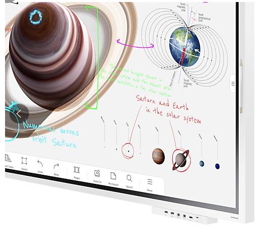 Digitale Tafel zeigt Saturn mit seinen Monden und eine Skizze des Sonnensystems. Beschriftungen erklären Planeten und Bahnen.