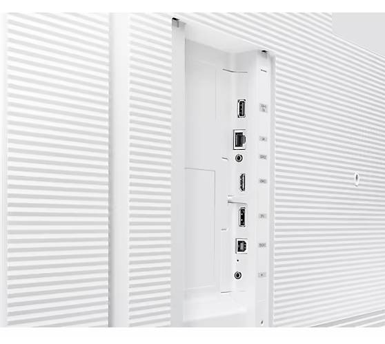 Rückansicht eines Monitors mit verschiedenen Anschlüssen: HDMI, USB und Ethernet. Die Oberfläche weist ein gerilltes Design auf.