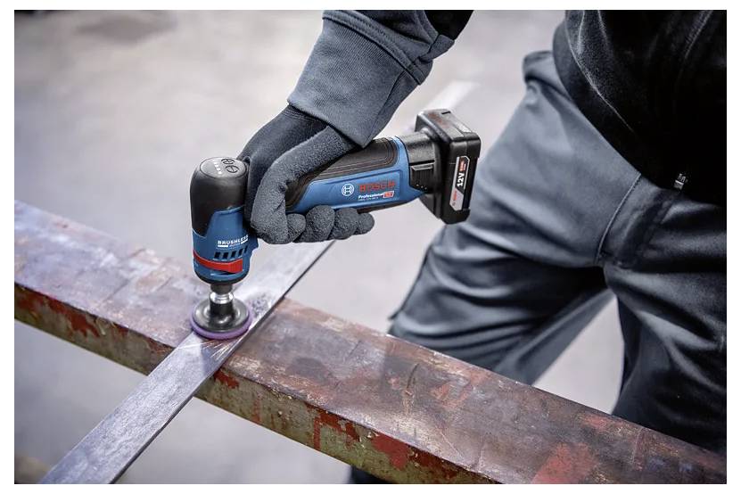Ein behandschuhter Arbeiter verwendet einen kabellosen Winkelschliefer von Bosch, um verrostetes Metall auf einem Stahlträger zu glätten.
