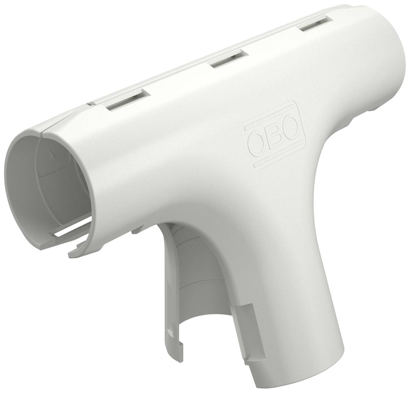 Ein weißes T-förmiges Kunststoffrohrstück mit der Aufschrift 'OBO' auf der Oberfläche. Verwendet für die Verbindung von Rohren.