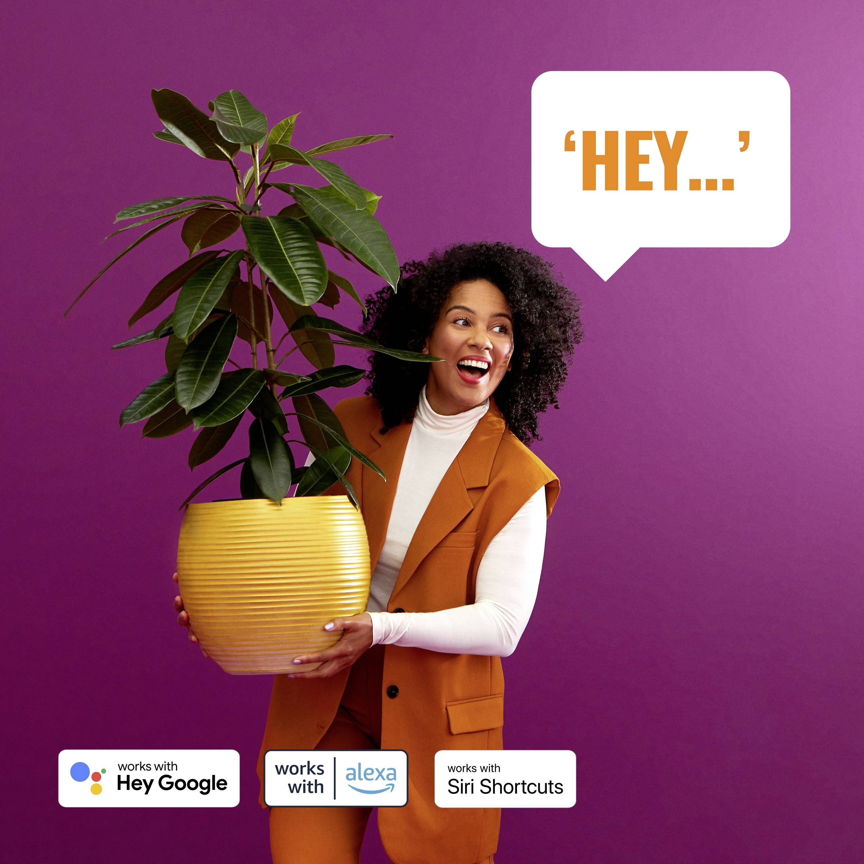 Eine Person hält eine große Pflanze und lacht, während ein Textfeld mit der Aufschrift 'Hey...' erscheint; Symbole für digitale Assistenten unten.