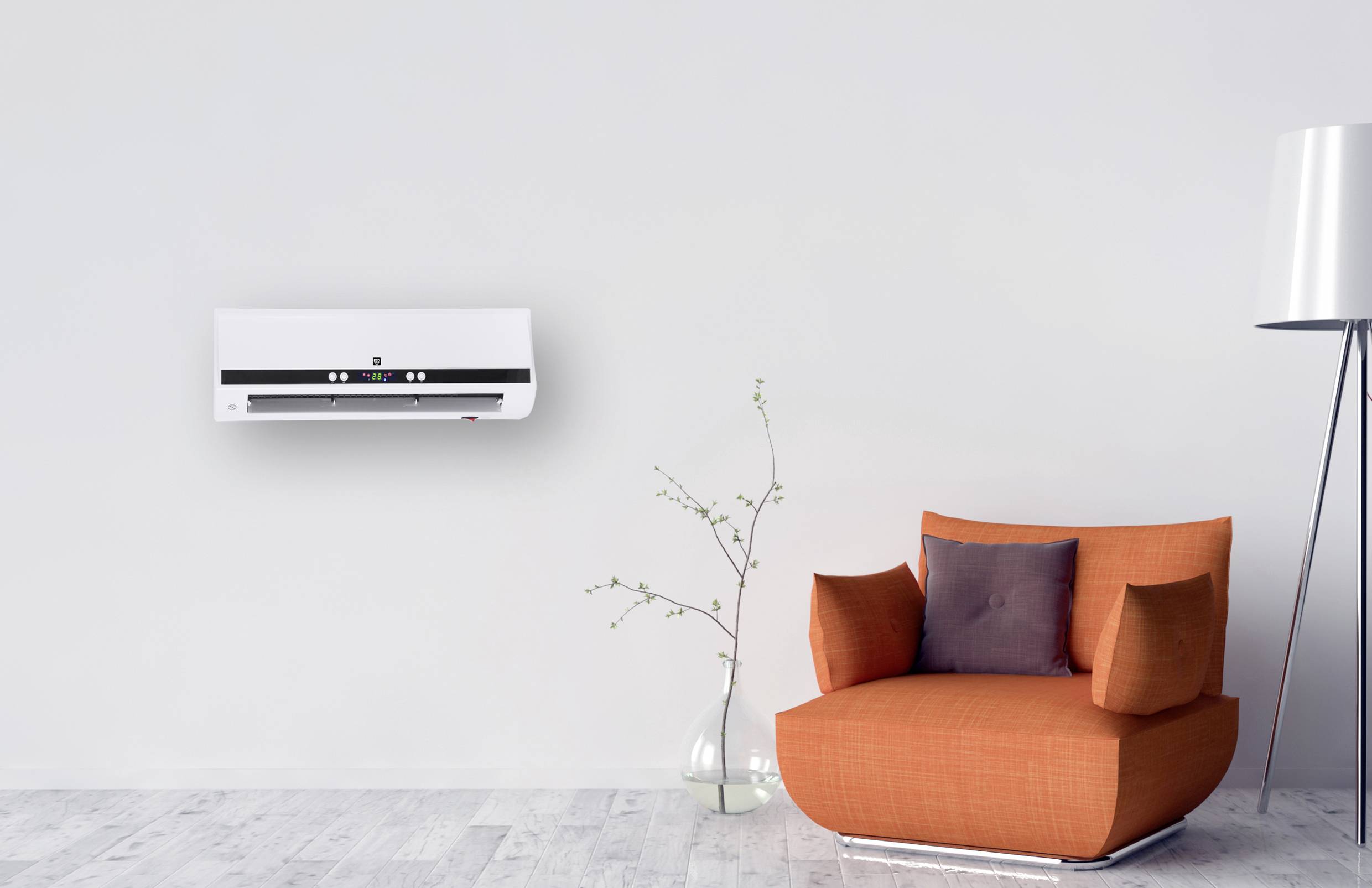 Eine weiße Klimaanlage hängt an einer weißen Wand über einem modernen, orangefarbenen Sessel und einer Vase mit Zweigen.