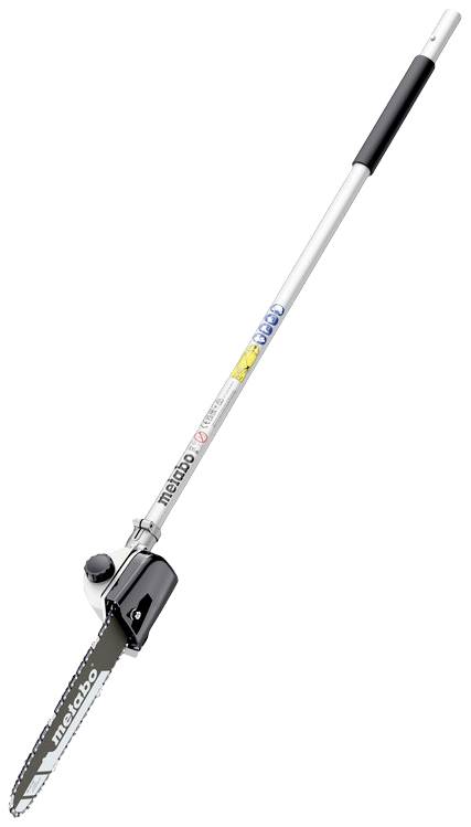 Astschneider mit langem Stiel und Kettensäge, Marke 'metabo', geeignet für das Schneiden von Ästen in höherer Lage.