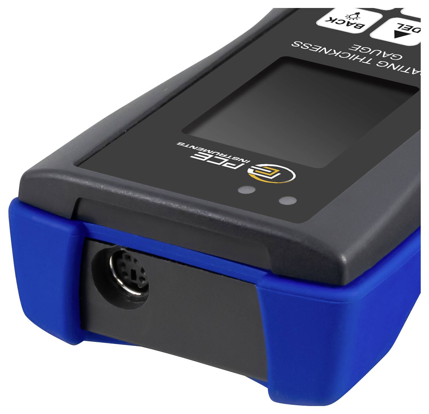 Tragbares elektronisches Prüfgerät/Messgerät in Blau und Schwarz mit Display und Eingangsstecker, dargestellt in einer angewinkelten Nahaufnahme.