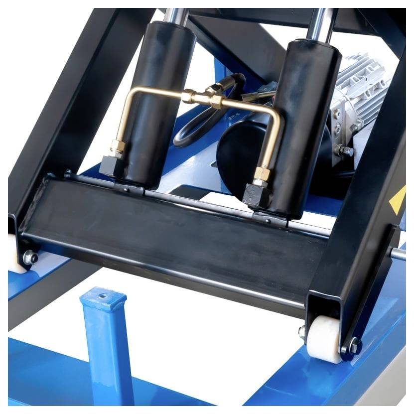 Nahaufnahme von Industriemaschinen mit schwarzen Walzen, hydraulischen Komponenten und einem blau-weißen Metallrahmen.