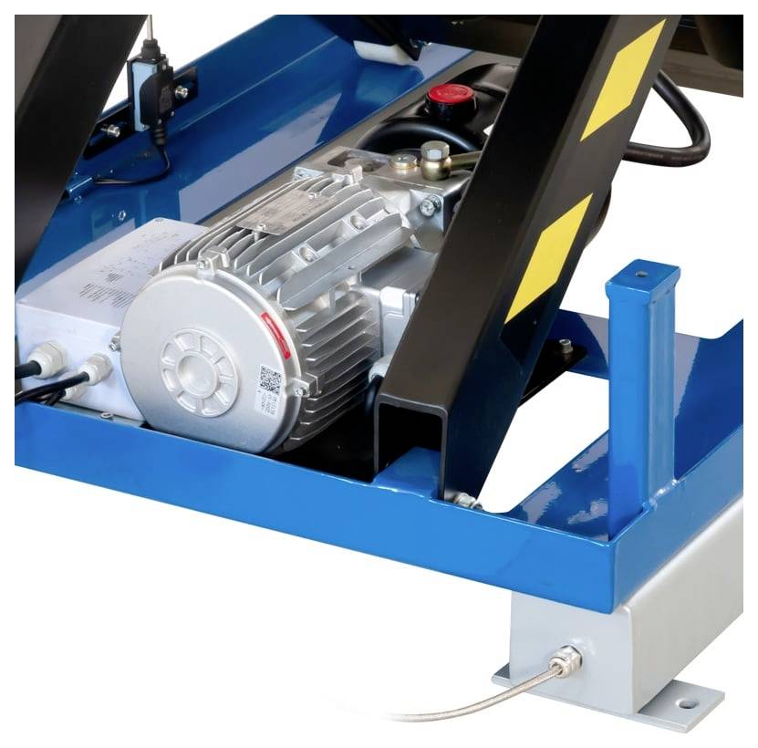 Nahaufnahme eines Industrieelektromotors, der auf einem blauen Metallmaschinengestell mit schwarzen Schutzvorrichtungen und einem Stromkabel montiert ist.