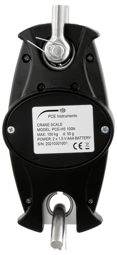 Schwarze PCE Instruments Kranwaage, aufgehängt zwischen Metallhaken, mit der Bezeichnung „PCE-PS 100N