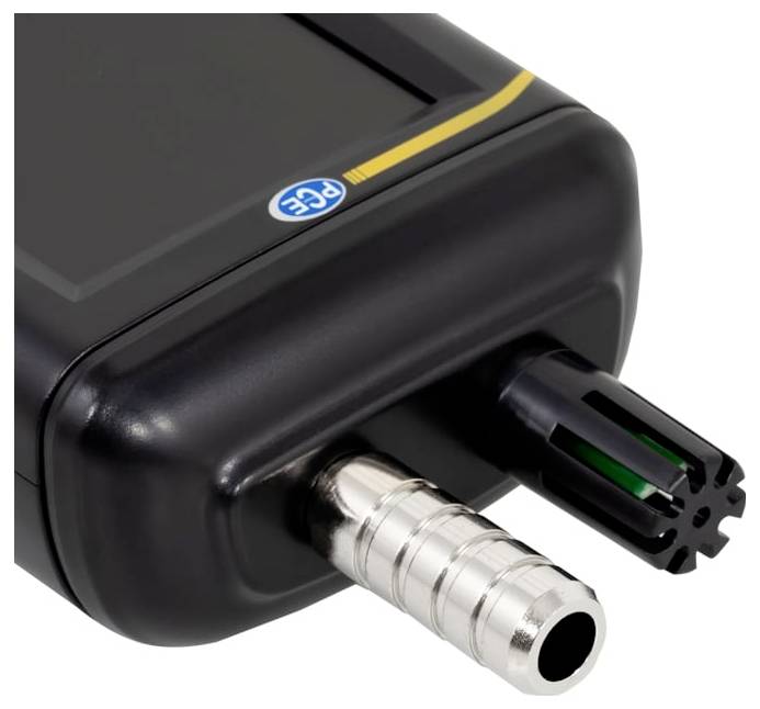 Nahaufnahme eines schwarzen elektronischen Anschlussblocks mit einem silbernen zylindrischen Stecker und einer gesicherten schwarzen Buchse, die zum Verbinden von Kabeln verwendet wird.