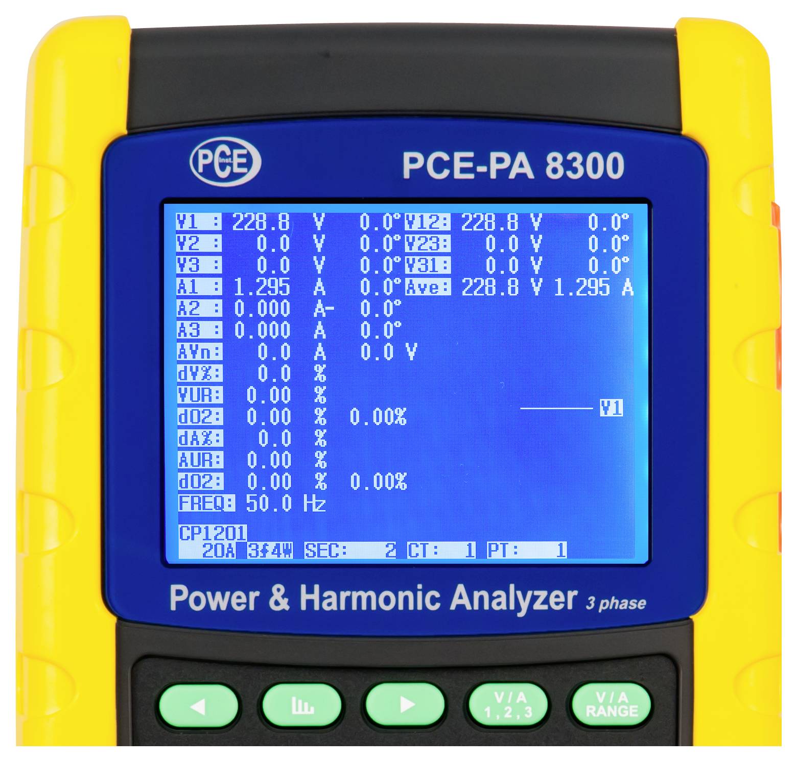Tragbarer PCE-PA 8300 Leistungs- und Harmonischenanalysator mit Anzeige von Dreiphasen-Spannungs- und Stromablesungen auf einem blauen Bildschirm.