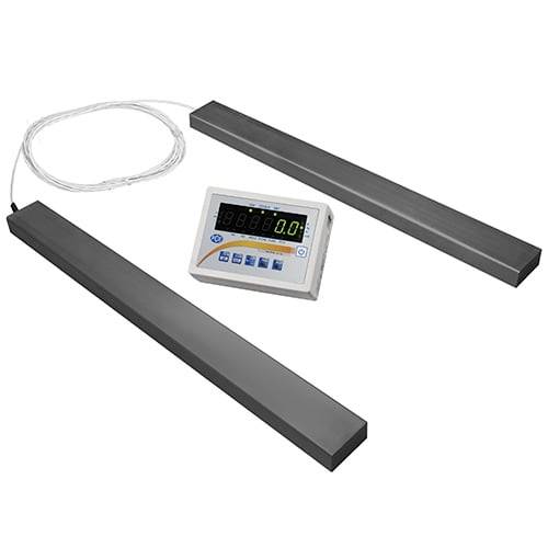 Elektronische Balkenwaage mit zwei langen Sensostäben, einem Anzeigecontroller und Verbindungskabel auf weißem Hintergrund.