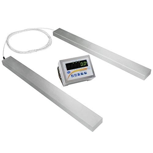 Digitale Waagensatz mit zwei langen Metallstangen, verbundenem Anzeigeterminal und Kabel auf weißem Hintergrund.