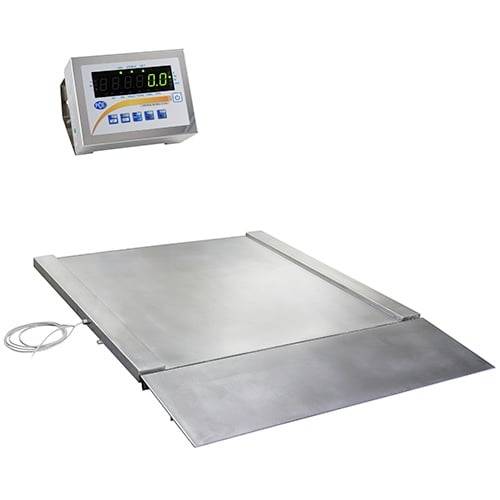 Industrielle elektronische Bodenwaage mit separatem digitalen Display und großer Metallwägeplattform mit Rampe.