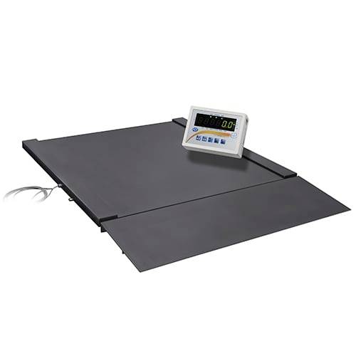 Tragbare digitale Rollstuhlwaage mit flacher Plattform, ausklappbarer Rampe und angebrachtem Display-Konsole.
