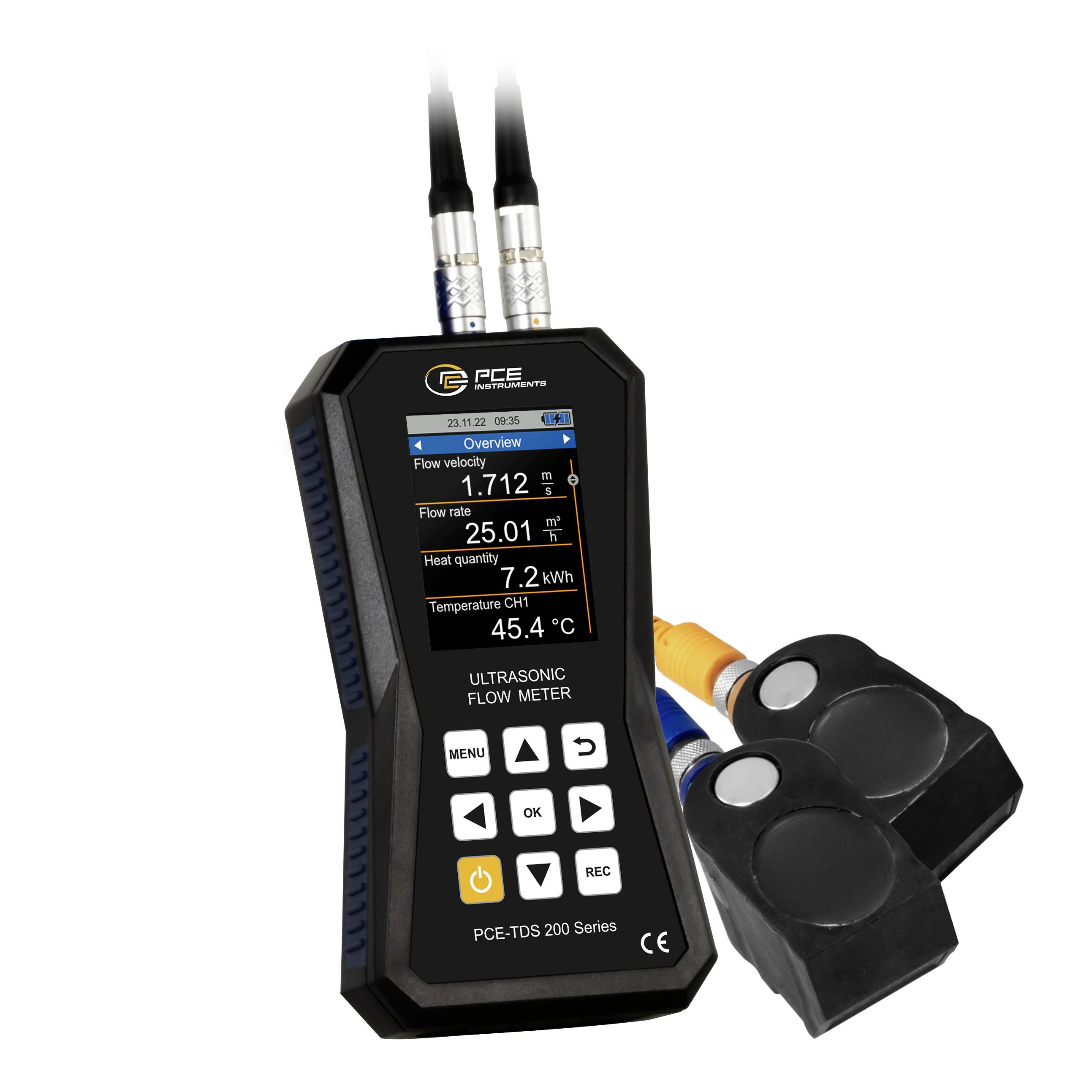 Tragbares Ultraschall-Durchflussmessgerät mit zwei Sensoren und Display, das Strömungsgeschwindigkeit, Durchflussrate, Wärmemenge und Temperaturmessungen anzeigt.