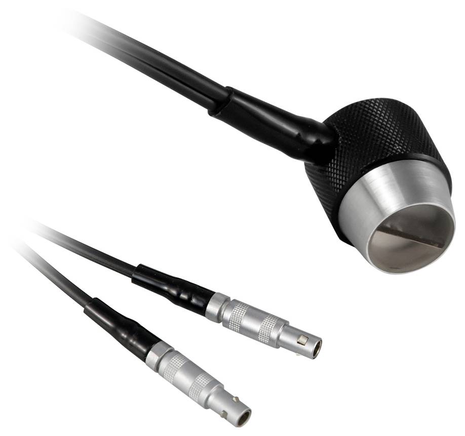 Nahaufnahme von zwei kleinen Metall-Audiosteckverbindern, die an schwarze Kabel angebracht sind und auf weißem Hintergrund gezeigt werden.