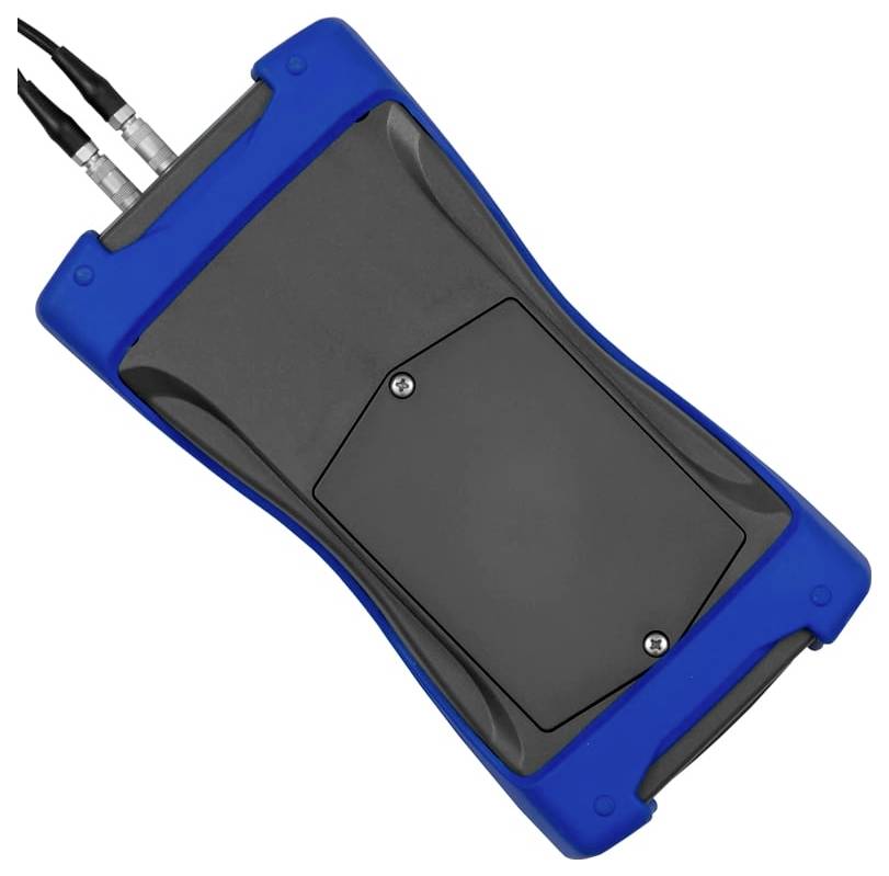 Blaues und schwarzes tragbares elektronisches Gerät mit zwei angeschlossenen Kabeln, gezeigt auf weißem Hintergrund.