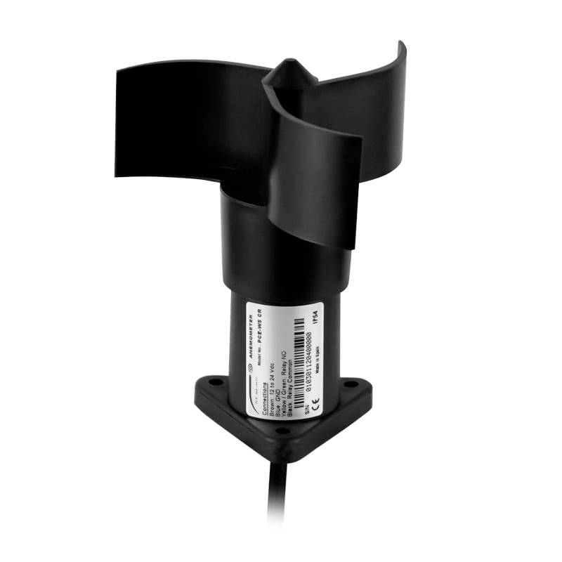 Schwarzer Industrie-Sensor oder Windkraftanlage-Anemometer mit drei gekrümmten Schaufeln auf einer quadratischen Montagebasis und angeschlossenem Kabel.
