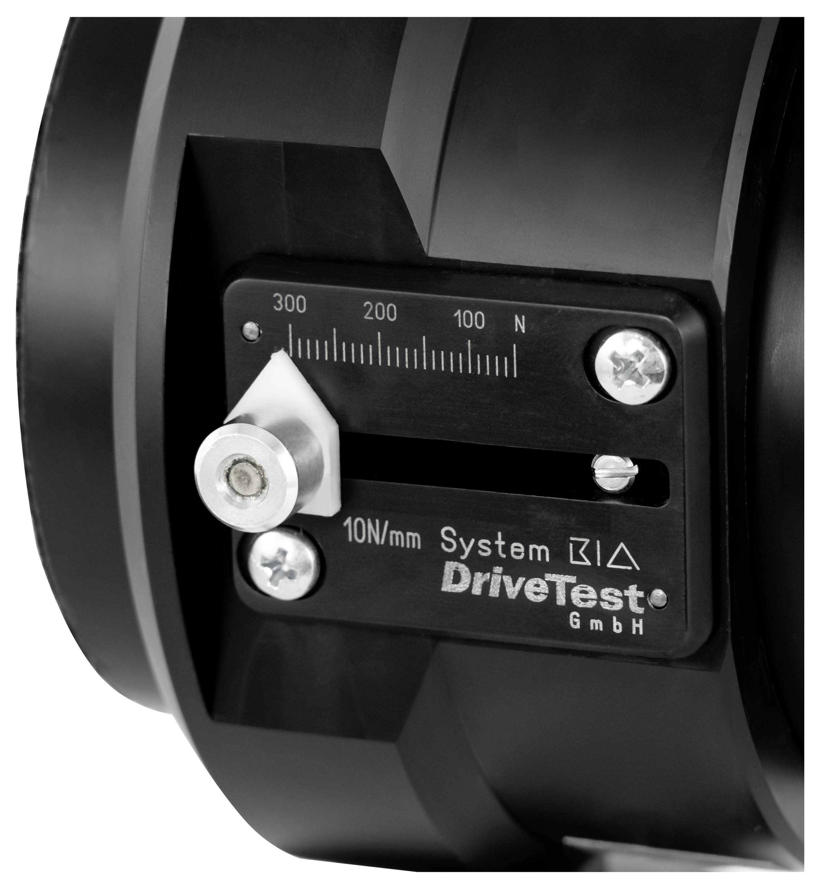Nahaufnahme eines DriveTest-Kraftmessgeräts mit einer 0–300-N-Skala und einer Beschriftung von 10 N/mm.