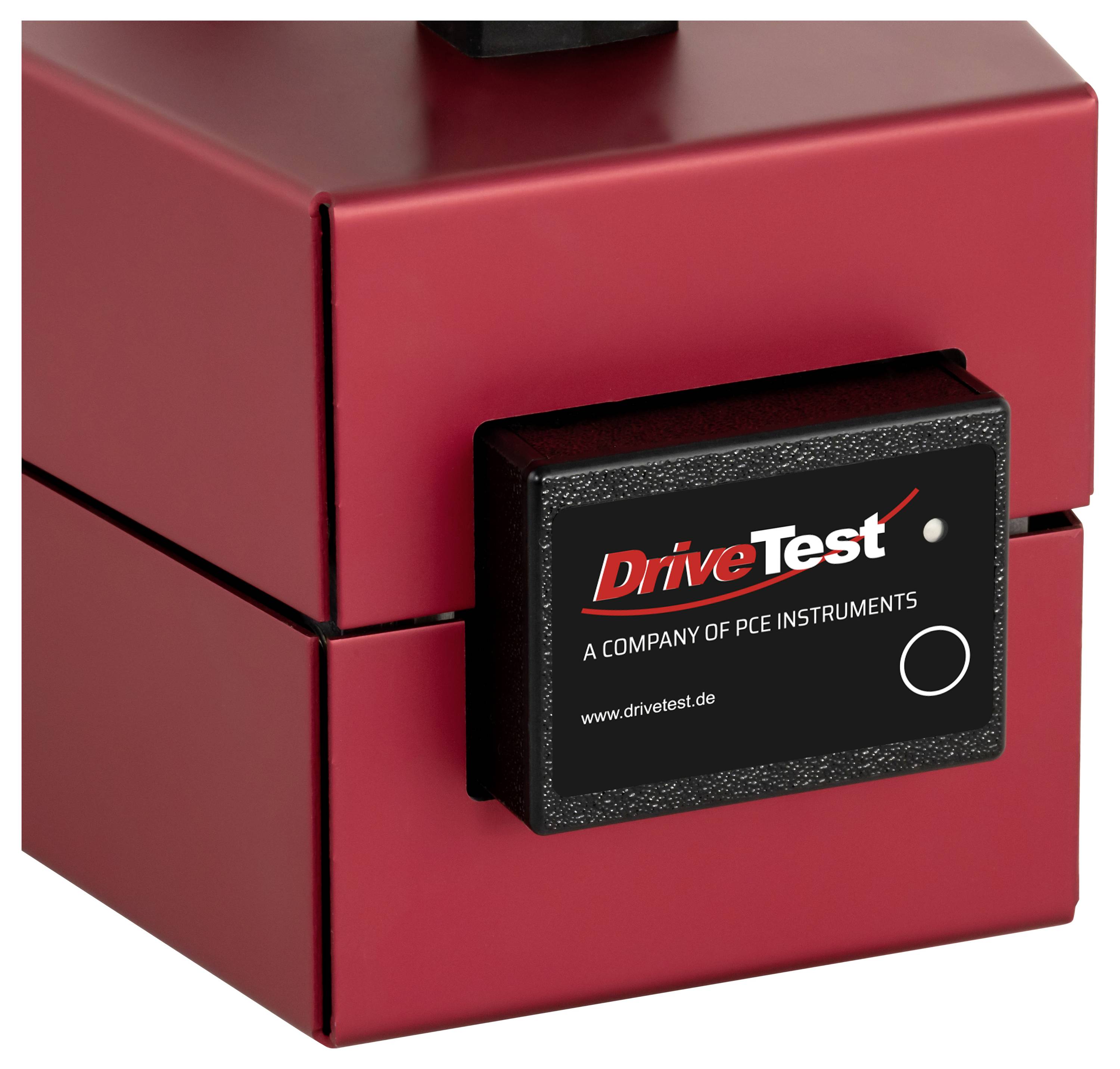 Rotes Gerät mit einem eingefügten DriveTest-Modul an der Vorderseite, beschriftet mit 