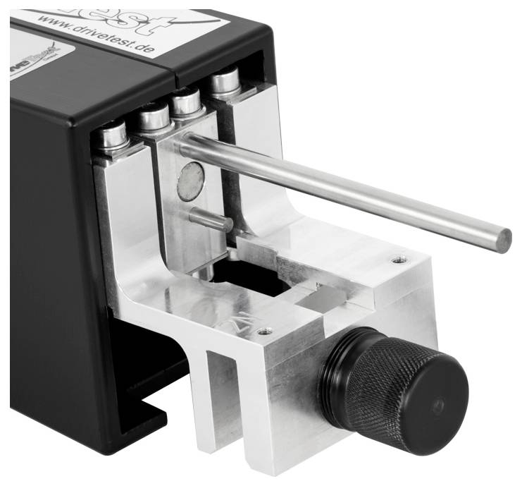 Metallische mechanische Klemme mit einer langen Stahlstange und schwarzem Verstellknopf, montiert in einem schwarzen Gehäuse auf weißem Hintergrund.