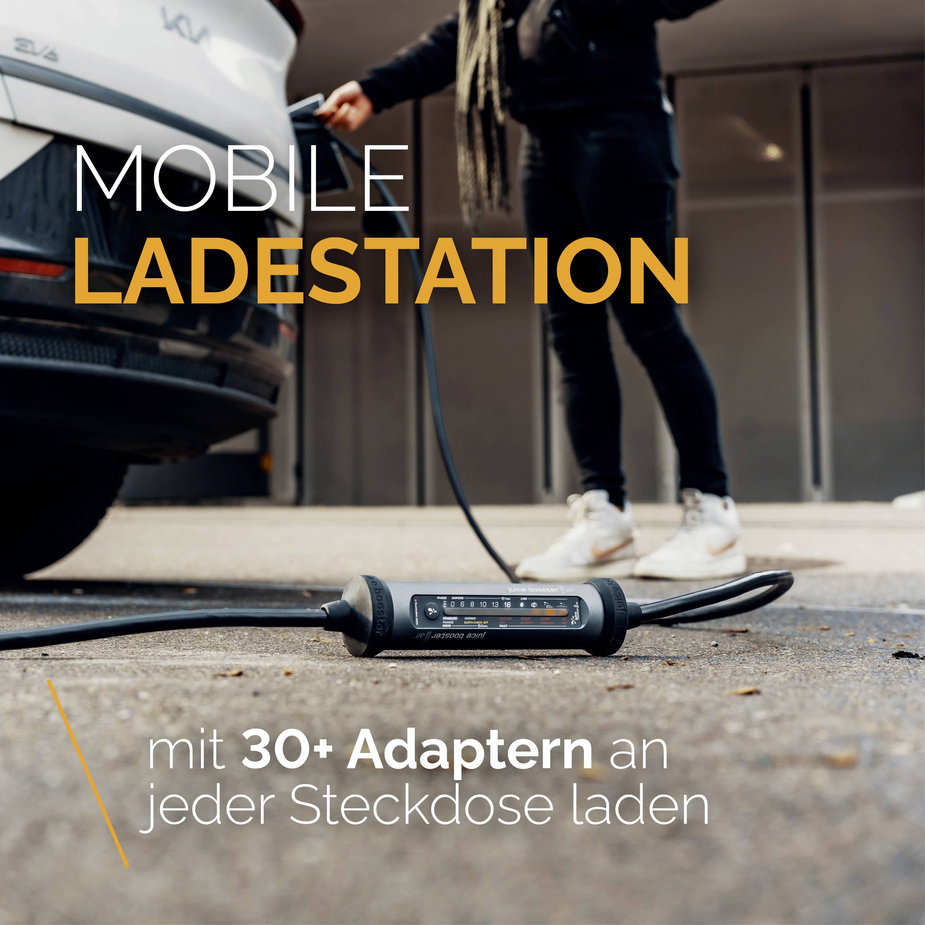 'Mobile Ladestation' und 'mit 30+ Adaptern an jeder Steckdose laden.' Bild zeigt ein Kabel, das an ein Auto angeschlossen wird.