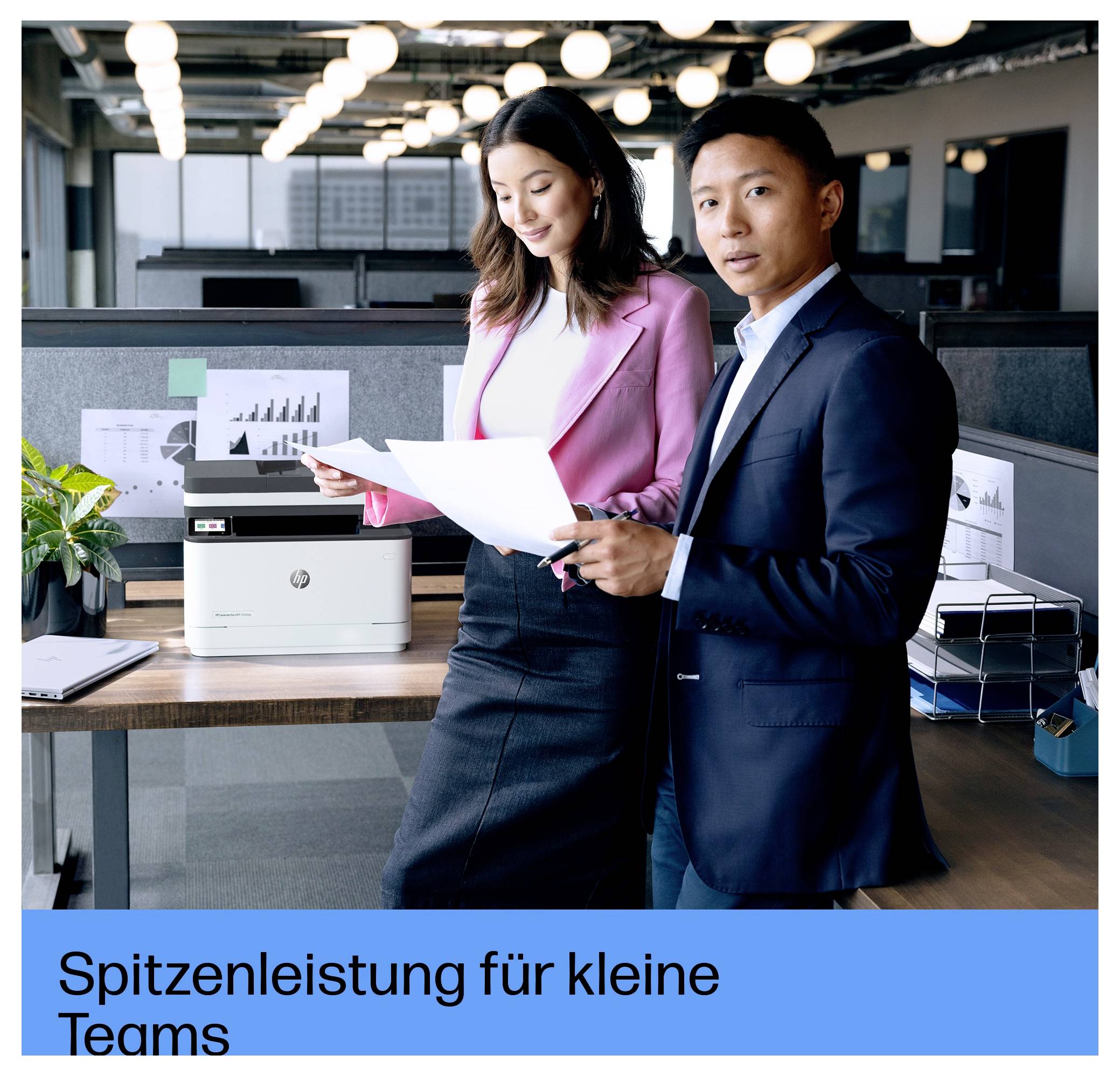 Zwei Geschäftsleute überprüfen Dokumente neben einem Drucker in einem Büro; der deutsche Text lautet „Spitzenleistung für kleine Teams".