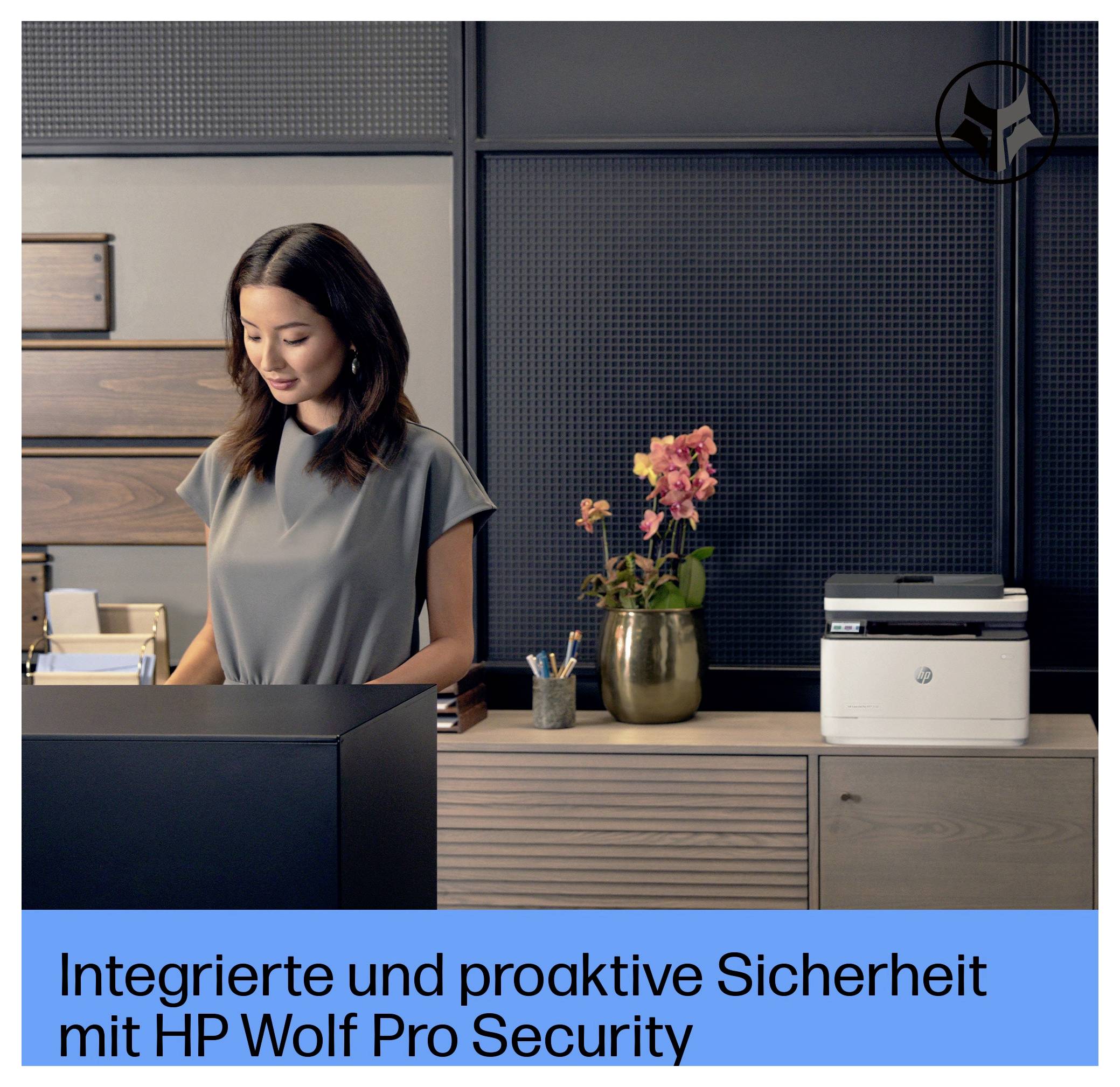 Frau steht hinter einem Empfangstisch in einem Büro; unteres Banner liest "Integrierte und proaktive Sicherheit mit HP Wolf Pro Security".