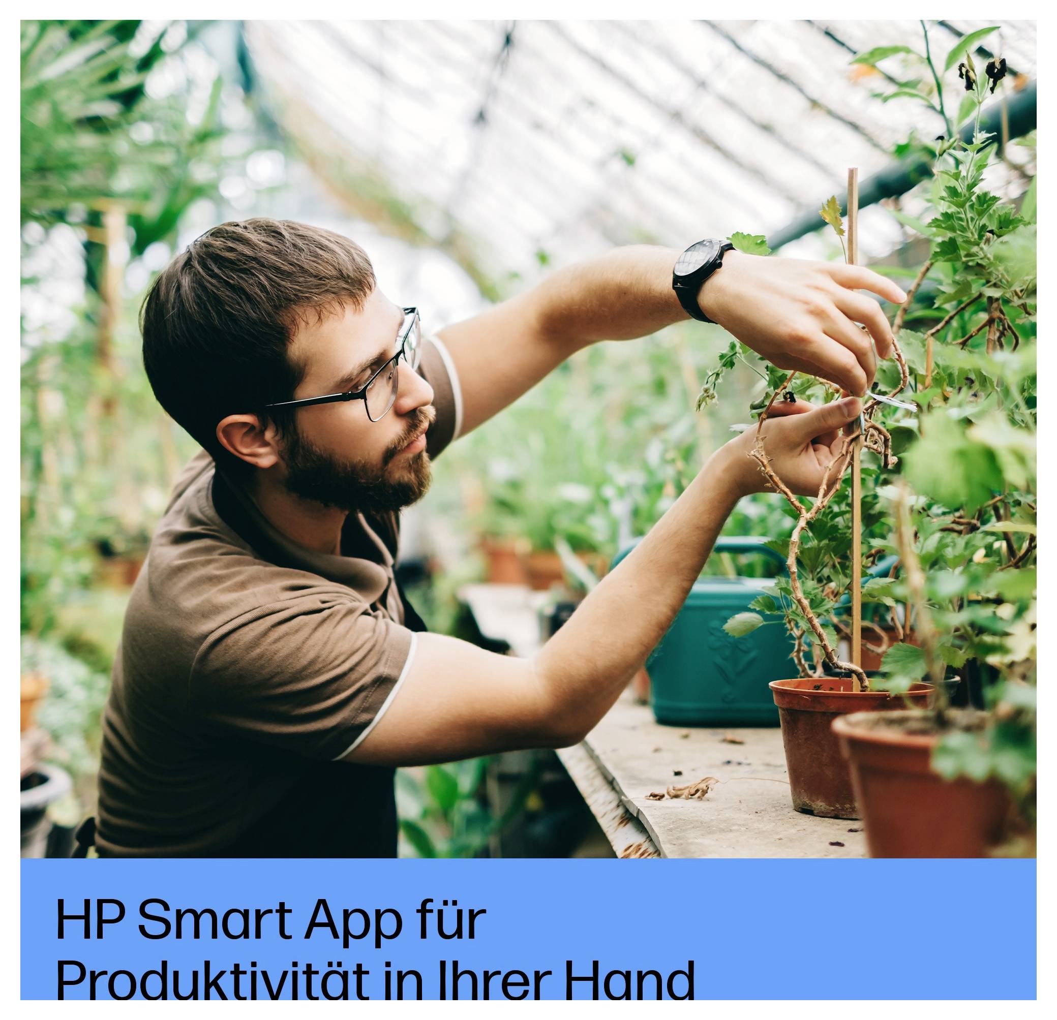Mann kümmert sich um Topfpflanzen in einem Gewächshaus; Text unten lautet „HP Smart App für Produktivität in Ihrer Hand".