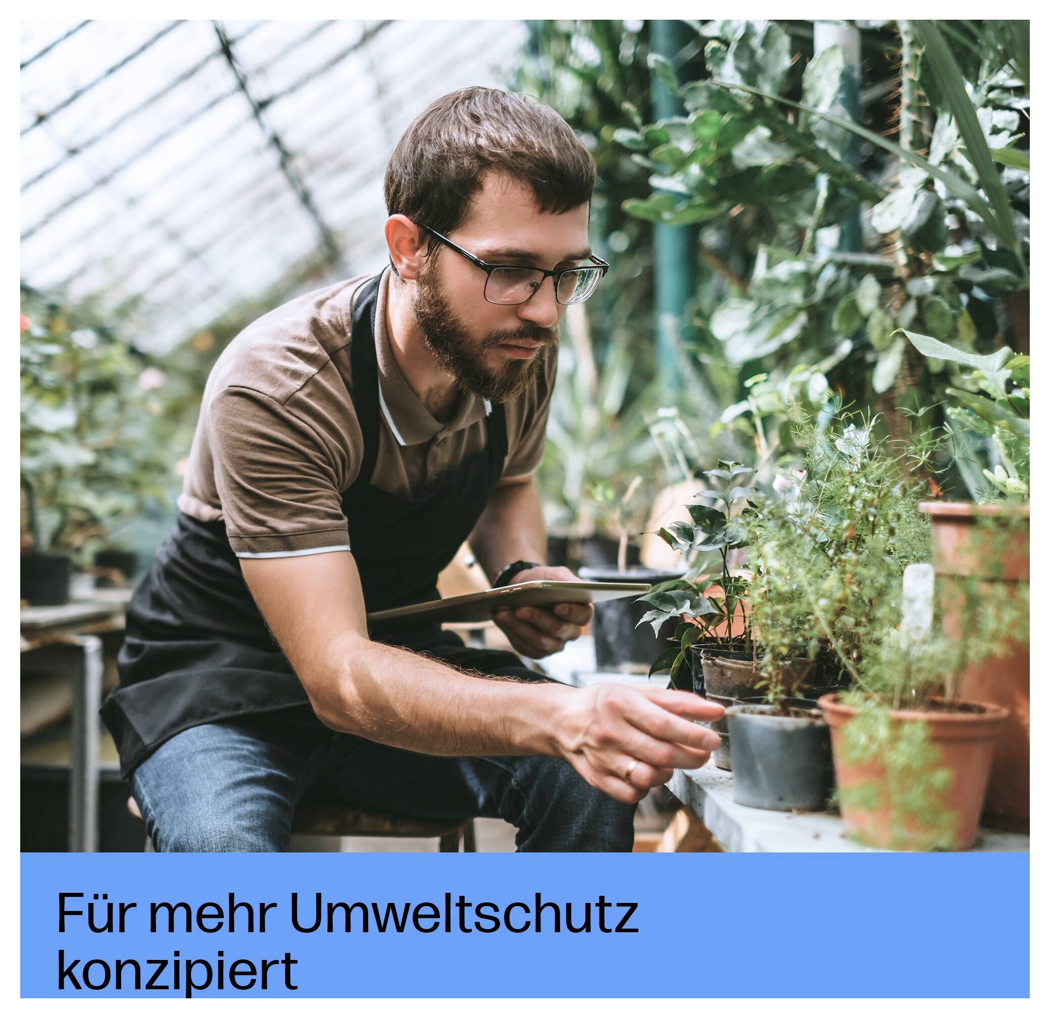 Ein Mann in einem Gewächshaus, der sich um Topfpflanzen kümmert, mit dem deutschen Text "Für mehr Umweltschutz konzipiert" am unteren Rand.